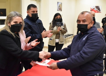 Entregan incentivos a policías y tránsitos cumplidos