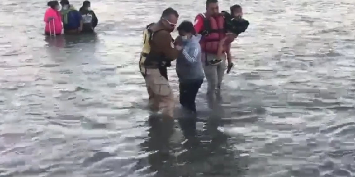 Rescata INM a dos mujeres y cuatro menores a mitad del Río Bravo