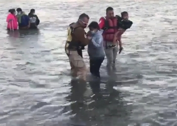 Rescata INM a dos mujeres y cuatro menores a mitad del Río Bravo