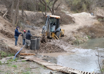 Supervisan limpieza y construcción de puente en las vegas del Río Bravo