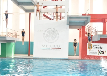 Inician clases de natación en el centro acuático