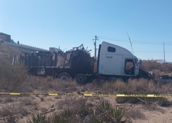 Cae tráiler y muere operador