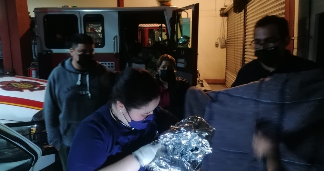 Bomberos y también parteros