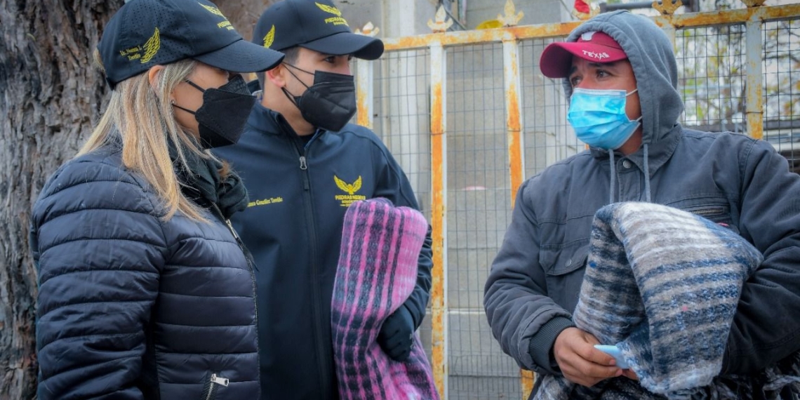 Llevan apoyos del programa “Abrigando Corazones”