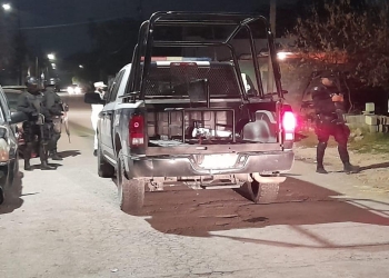 Persecución termina en volcadura y con dos detenidos
