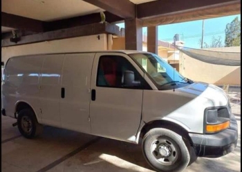 Roban vehículo de la cochera de una vivienda