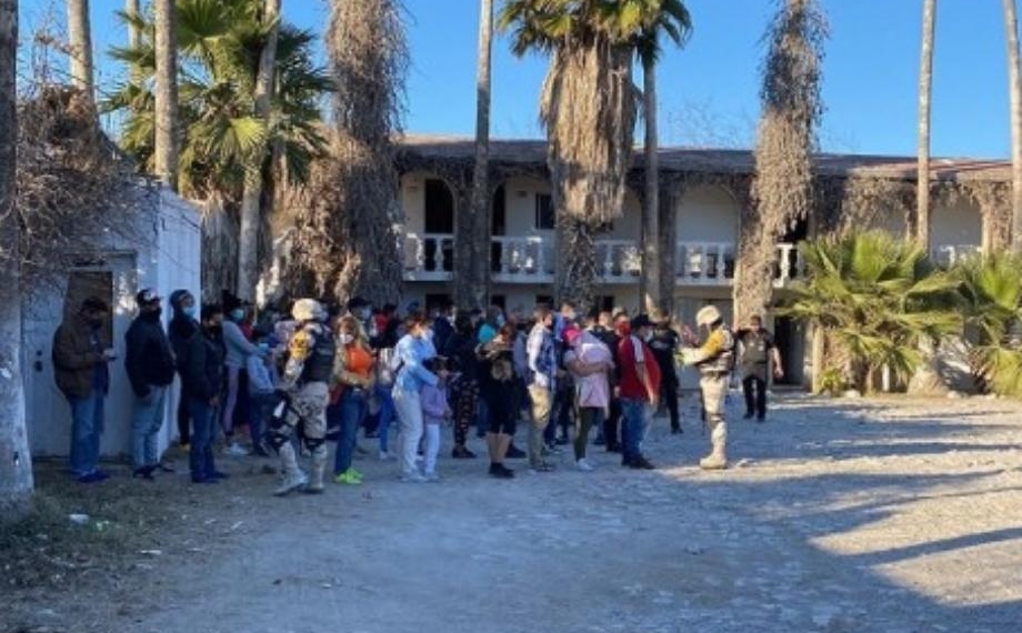 Clausuran hotel donde había 108 migrantes extranjeros