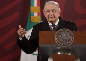 “Es irracional”: AMLO respalda a López-Gatell tras denuncias por muertes en pandemia