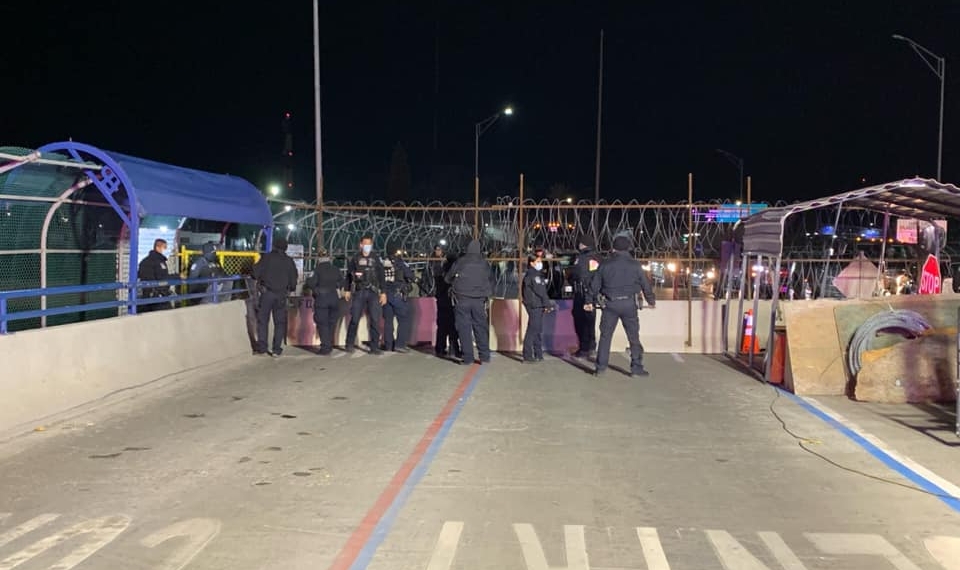 Cierran Puente Internacional II por motín de migrantes