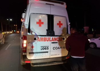 Lo golpean en plaza pública