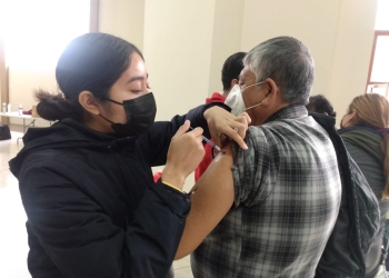 Vacunan a rezagados y aplican refuerzo a adultos mayores