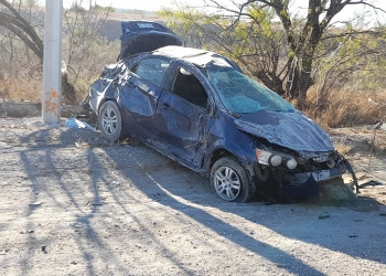 Presenta problemas de salud y vuelca sobre la carretera 57