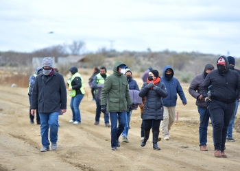 Alcalde visita colonias para llevar cobertores y vales de gas LP