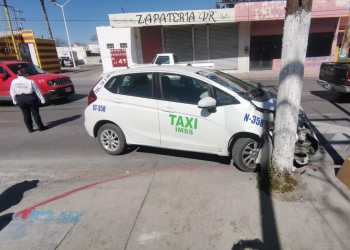 Le cierra el paso y se estrella contra poste
