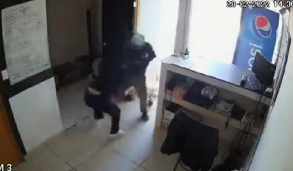 Hombre golpea a una mujer en Ramos Arizpe