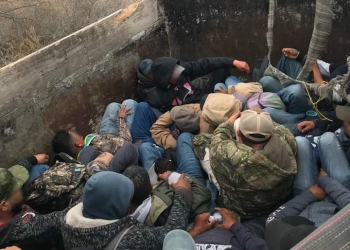 Intentaban cruzar a 21 migrantes en remolque