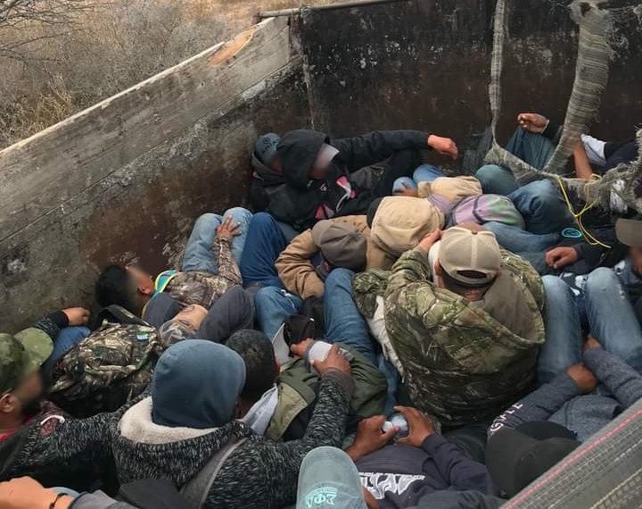 Intentaban cruzar a 21 migrantes en remolque