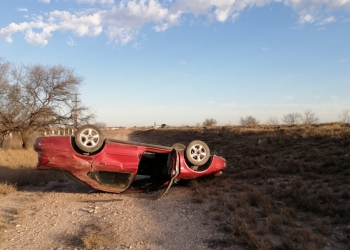 Se registra volcadura sobre la carretera federal 2 y abandonan vehículo