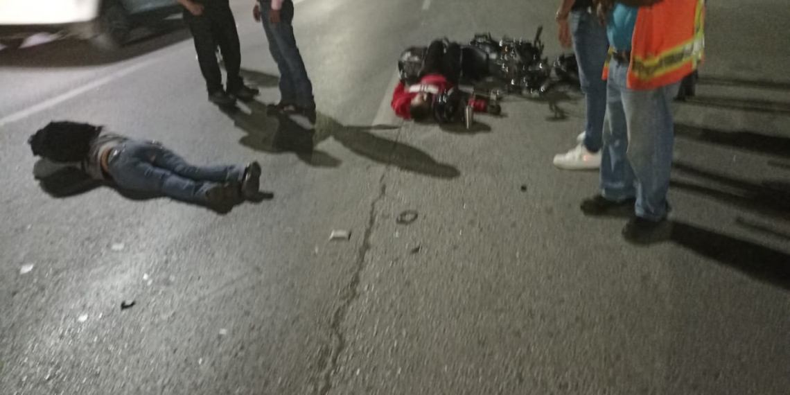 Motociclistas participan en accidente y resultan lesionados