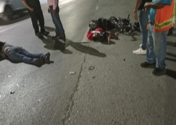 Motociclistas participan en accidente y resultan lesionados