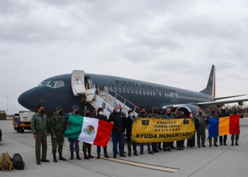 Avión aterriza en Bucarest para repatriar a familias evacuadas de Ucrania