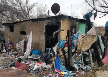 Acumulador de basura quema su propia casa otra vez
