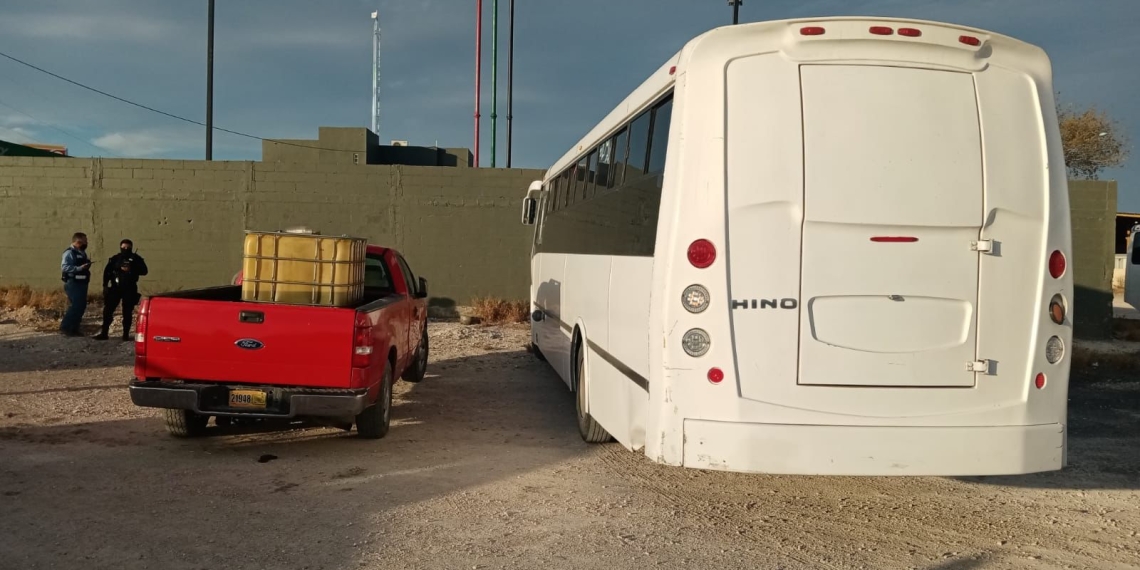 Hacían trasvase de diésel de contenedor a camión cerca de gasolinera