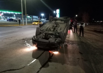 Buscan a conductor que participó en volcadura