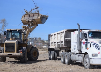 Cuadrillas realizan limpieza en Acuña
