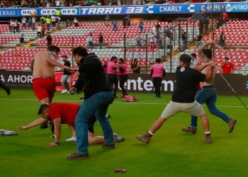 Violencia deja al menos 22 heridos en el estadio de Querétaro