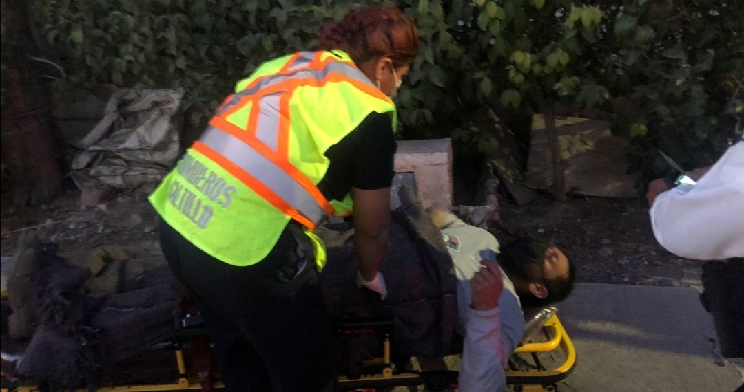 Choca, rebota y se fractura