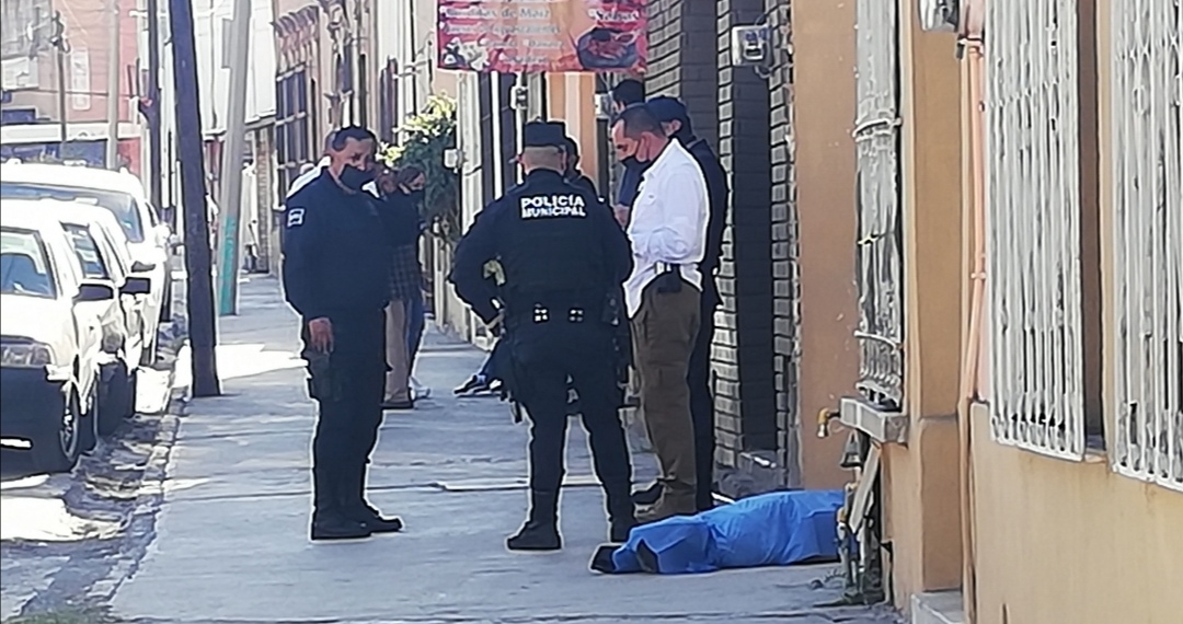 Muere adulto mayor en la vía pública