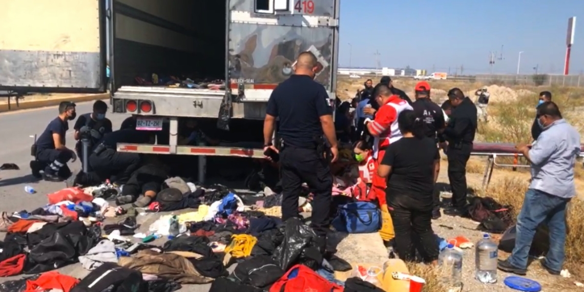 Salvan a migrantes hacinados en tráiler