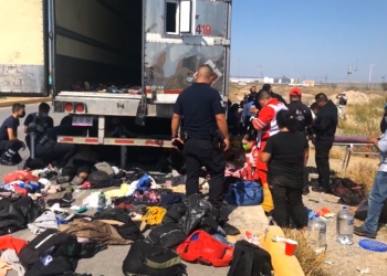 Salvan a migrantes hacinados en tráiler