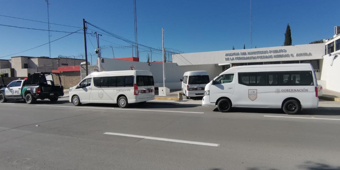 Aseguran a 75 migrantes extranjeros y detienen a 2 presuntos polleros