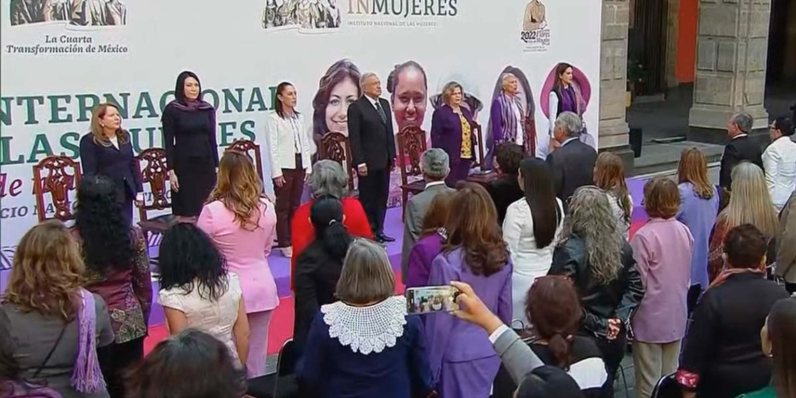 Encabeza López Obrador acto por el 8M