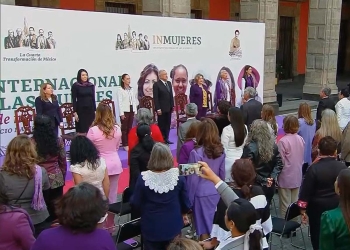 Encabeza López Obrador acto por el 8M