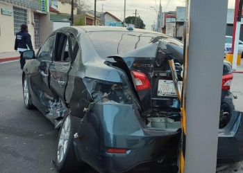 No respeta semáforo en rojo y provoca encontronazo