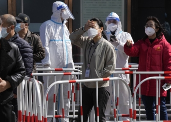 China confina grandes ciudades y cierra fábricas por brotes de COVID-19