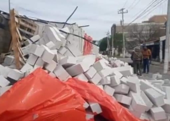 Peso de carga provoca volcadura de tráiler