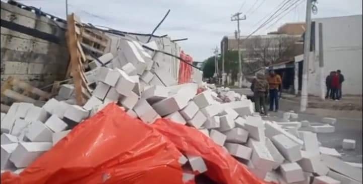 Peso de carga provoca volcadura de tráiler