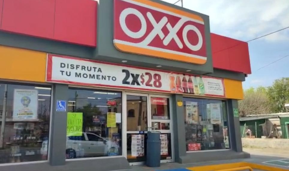 En plena mañana atacan tienda de conveniencia