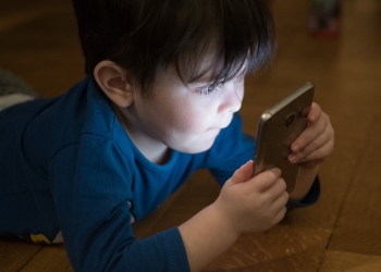 Uso prolongado de dispositivos móviles provoca daños a la vista