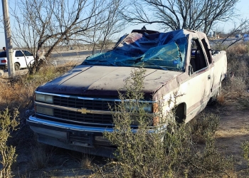 Abandonan pick up tras volcadura sobre carretera 57