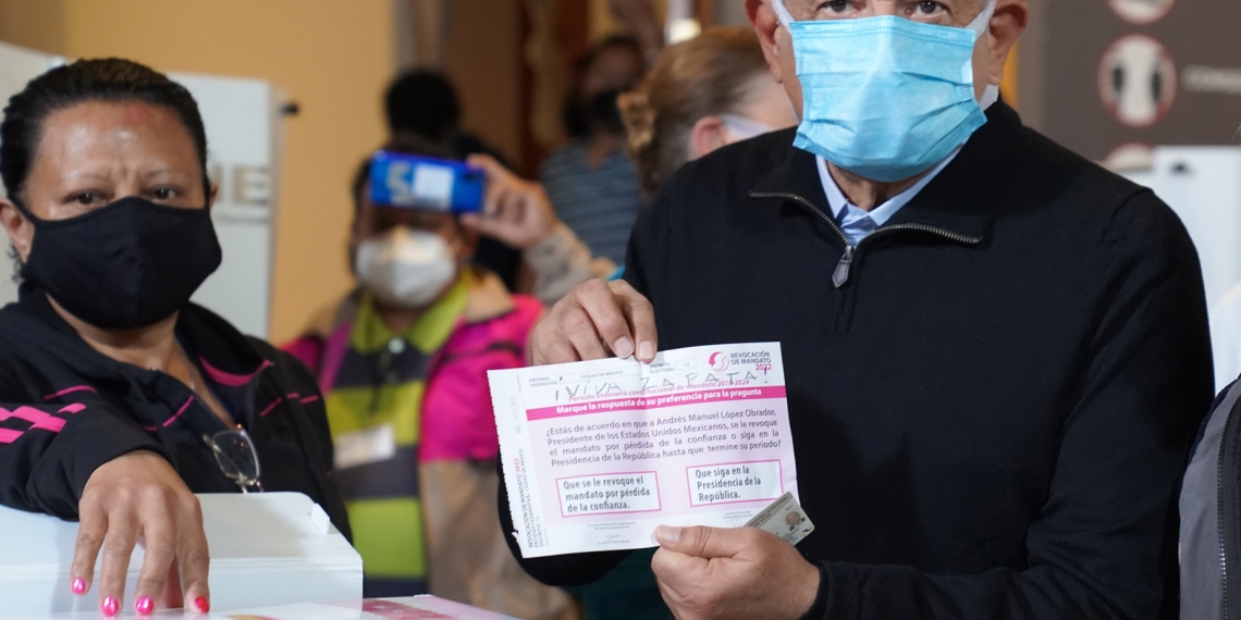 AMLO escribe “¡Viva Zapata!” en boleta de revocación