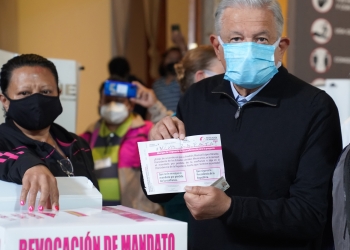 AMLO escribe “¡Viva Zapata!” en boleta de revocación