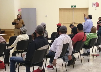 Reciben capacitación choferes de taxi