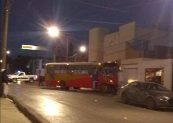 ¡Contra una funeraria y un poste!