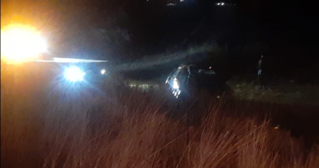 Muere menor en volcadura