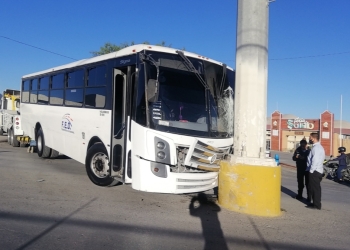 Se va contra un poste